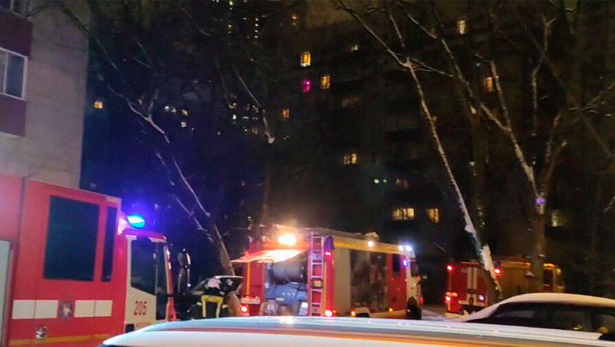 Человека спасли из горящей квартиры на северо-западе Москвы
