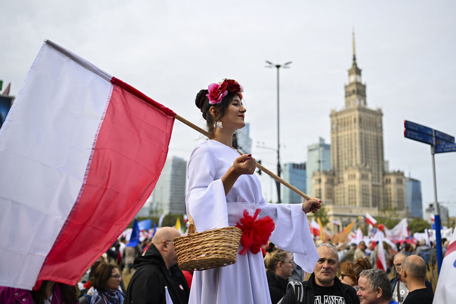 На марше в поддержку оппозиции против правящей консервативной партии «Право и справедливость» в Варшаве, Польша, 1 октября 2023 года