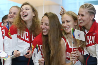 Сборная России по синхронному плаванию в аэропорту во время проводов национальной команды в Рио