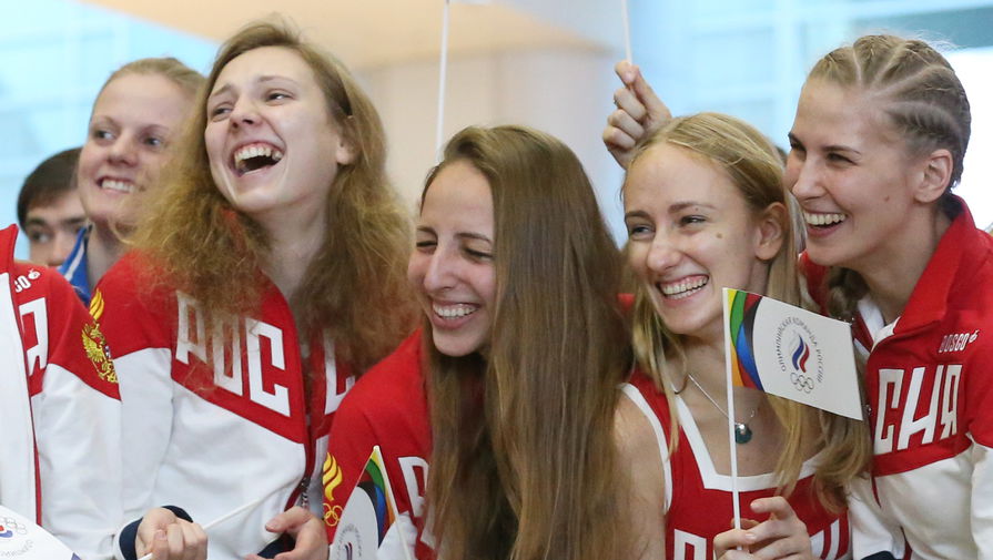 Сборная России по синхронному плаванию в аэропорту во время проводов национальной команды в Рио