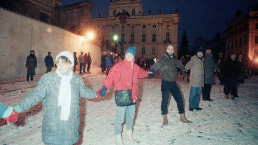 Демонстранты образовали &laquo;живую&raquo; цепь от стадиона &laquo;Спарта&raquo; до Пражского Града, ноябрь 1989 года