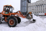 Работа снегоуборочной техники на Зубовском бульваре в Москве, 13 февраля 2021 года