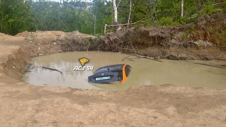 В Новосибирске водитель утопил автомобиль каршеринга в глубокой яме