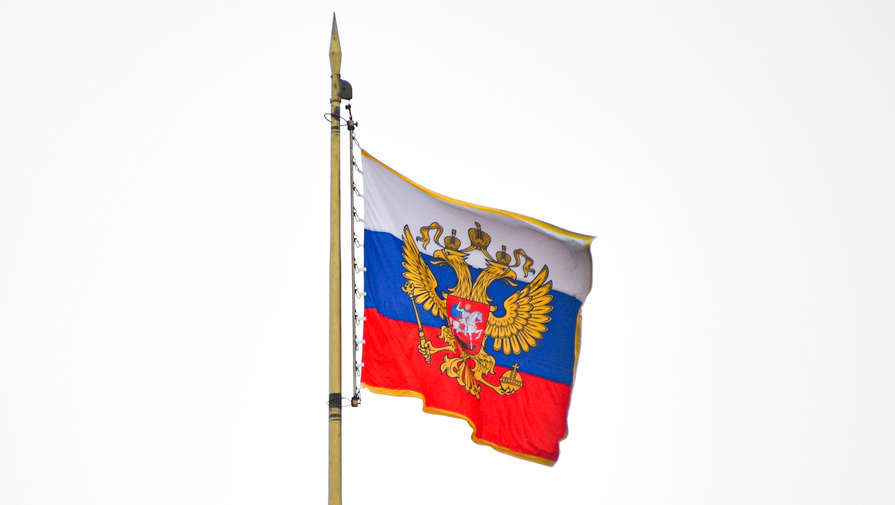 Церемония подъема и спуска флага России в школах начнется 1 сентября