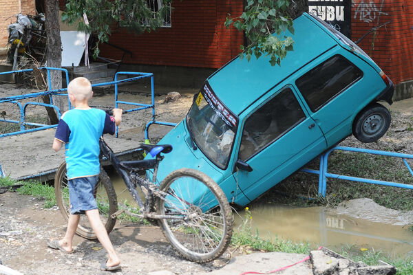 Мальчик в&nbsp;пострадавшем от наводнения городе Крымске, июль 2012&nbsp;года