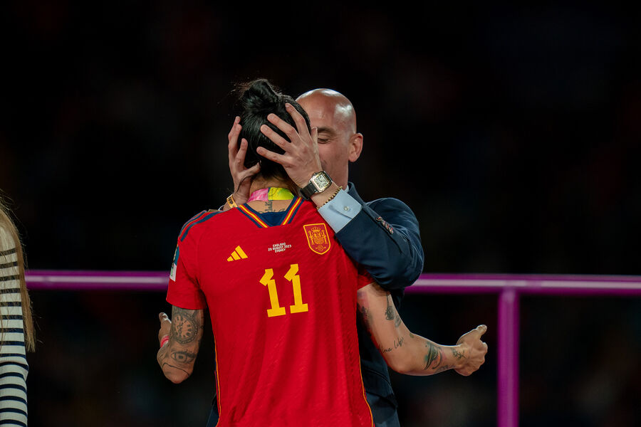 Президент RFEF Луис Рубиалес целует Энни Эрмосо после финального футбольного матча женского чемпионата мира по футболу 2023 года между Испанией и Англией