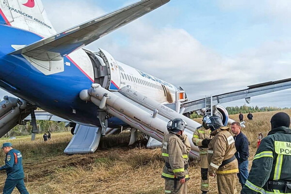 На&nbsp;месте аварийной посадки самолета А320 авиакомпании «Уральские авиалинии» в&nbsp;Новосибирской области, 12&nbsp;сентября 2023&nbsp;года