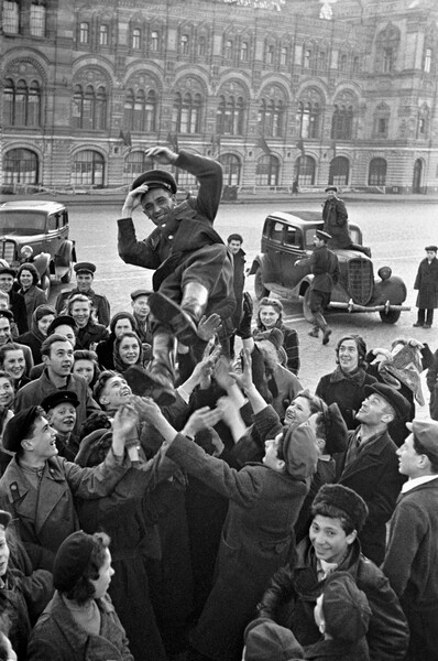 Празднование Дня Победы 9&nbsp;мая 1945&nbsp;года на&nbsp;Красной площади в&nbsp;Москве