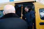Дмитрий Медведев осматривает школьный автобус в Оренбурге