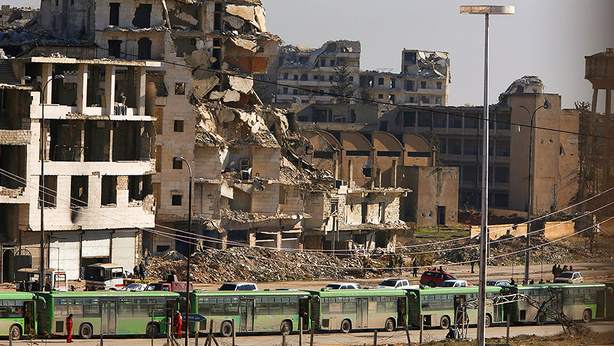 Автобусы в районе Алеппо, находящемся под контролем войск Башара Асада, 15 декабря 2016 года