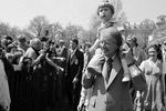 Президент США Джимми Картер со своим внуком во время празднования Пасхи, 1977 год