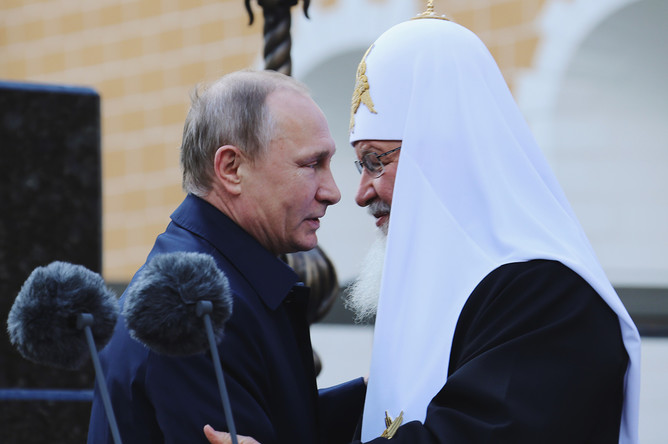 Президент России Владимир Путин и патриарх Кирилл на церемонии открытия памятного креста в честь убитого князя Сергея Александровича в Кремле, 4 мая 2017 года
