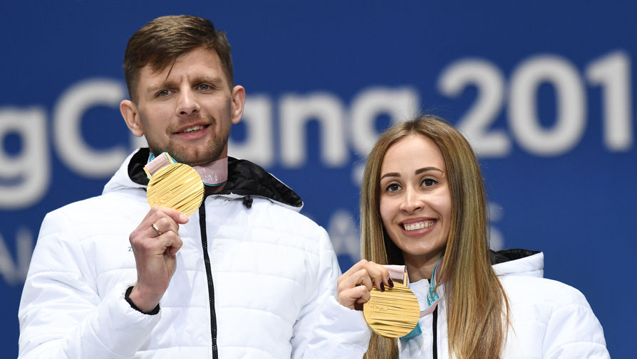 Российская лыжница и биатлонистка Михалина Лысова и ее спортсмен-ведущий Алексей Иванов получили золотые медали за победу в биатлоне на дистанции 12,5 км среди атлетов с нарушением зрения на Паралимпиаде-2018