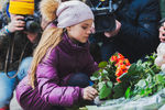 Москвичи несут цветы и мягкие игрушки в память о погибших в ТЦ «Зимняя вишня» к зданию представительства Кемеровской области в Москве, 26 марта 2018 года
