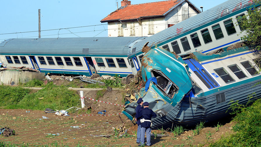 Последствия крушения поезда в&nbsp;районе города Калузо провинции Турин на&nbsp;севере Италии, 24 мая 2018 года