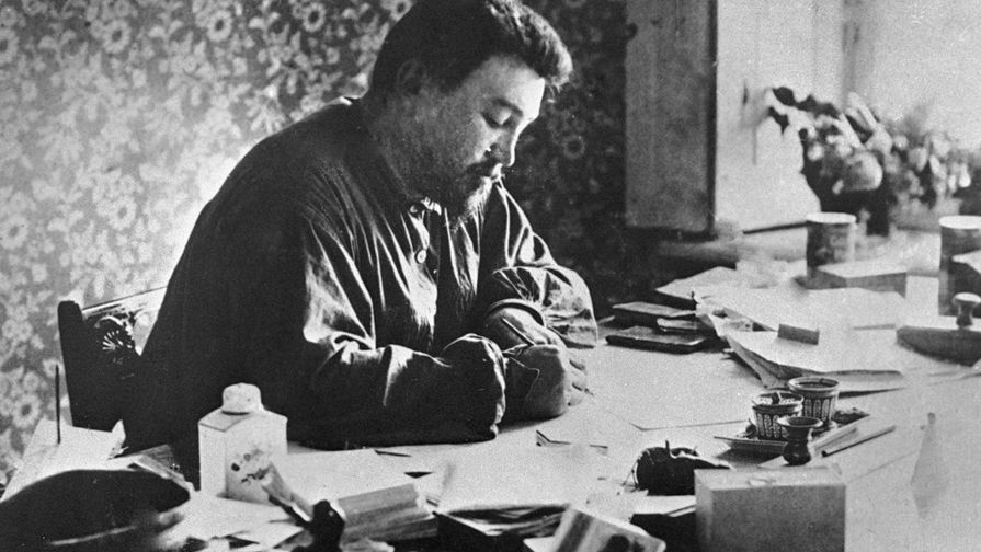 Писатель Александр Куприн за столом в своем кабинете в Санкт-Петербурге, 1912 год