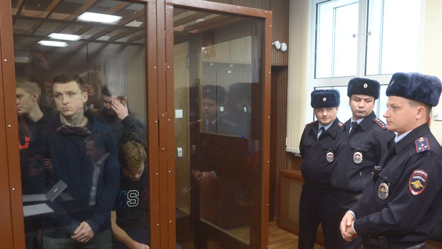 Павел Мамаев и другие обвиняемые в зале суда