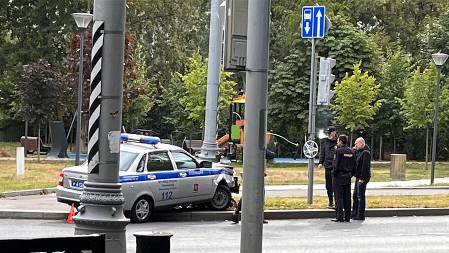 В Москве полицейский автомобиль протаранил стоянку самокатов и столб