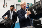 Премьер-министр Британии Борис Джонсон и Риши Сунак во время посещения пивоварни в Лондоне, 2021 год