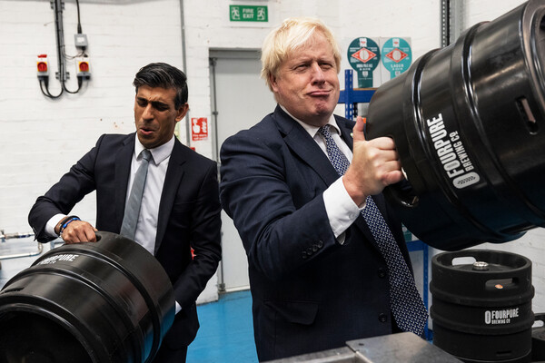 Премьер-министр Британии Борис Джонсон и Риши Сунак во время посещения пивоварни в&nbsp;Лондоне, 2021&nbsp;год