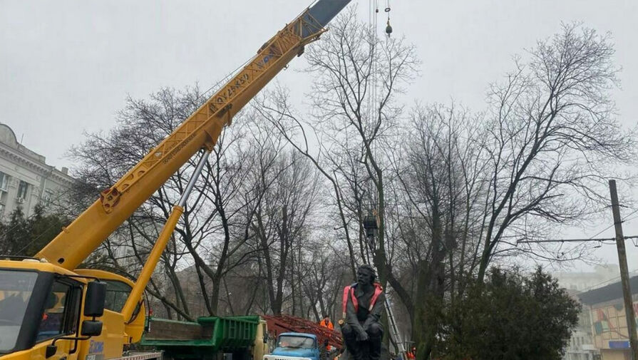 На Украине демонтировали два памятника советским солдатам на западе страны