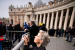 Женщина на панихиде по покойному папе Бенедикту XVI на площади Святого Петра в Ватикане, 5 января 2023 года