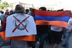 Участники протеста на фоне эскалации в Нагорном Карабахе и сотрудники полиции на площади Республики в Ереване, Армения, 22 сентября 2023 года