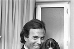 Хулио Иглесиас с щенком, 1980 год