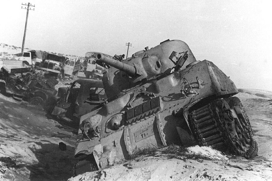 Подбитый египетский танк на Синае