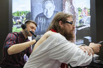 Мужчина делает татуировку на международной промышленной выставке «Некрополь – World Russia 2023» в МВЦ «Крокус Экспо» в Москве, 31 октября 2023 года