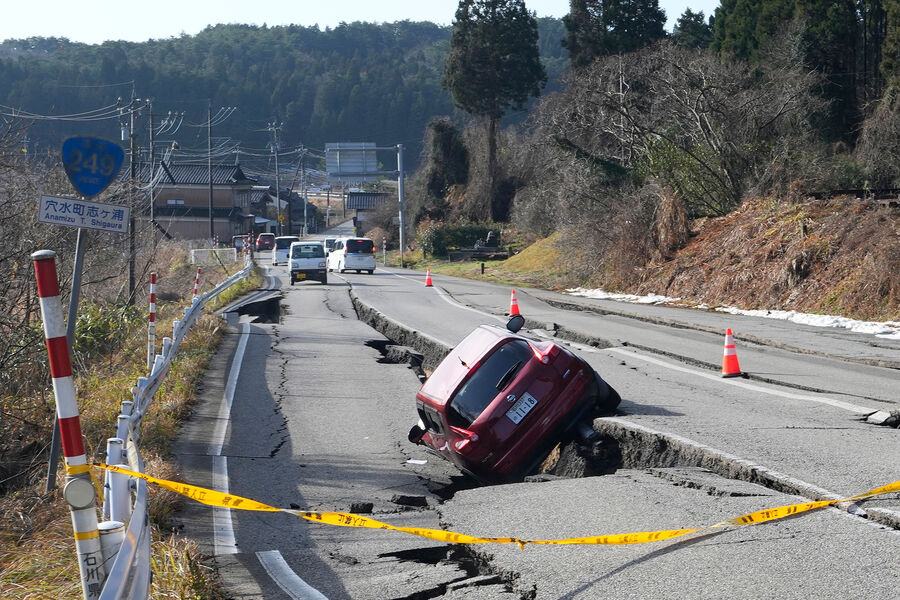 Машина застряла в&nbsp;трещине на&nbsp;дороге после землетрясения, недалеко от Удзимы, 2&nbsp;января 2024&nbsp;года 