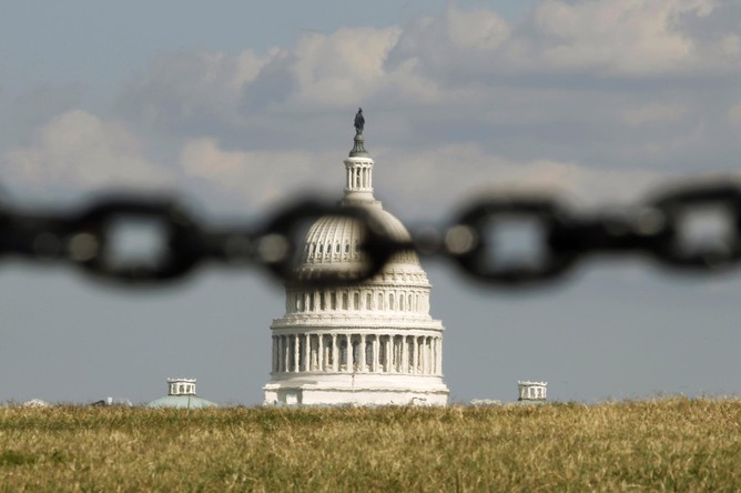 Здание Конгресса США. Прекращение работы федеральных органов власти по подсчетам телеканала NBC стоит американской экономике $12,5 млн в час, $300 млн в день и $1,6 млрд в неделю.