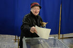 Голосование на референдуме о статусе Крыма на одном из избирательных участков Севастополя