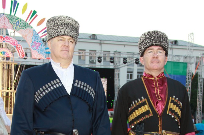 Врио мэра Махачкалы Магомед Сулейманов (слева)