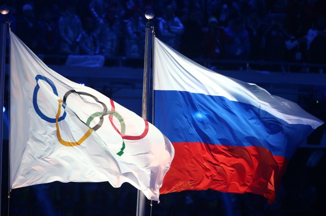 Флаги МОК и России