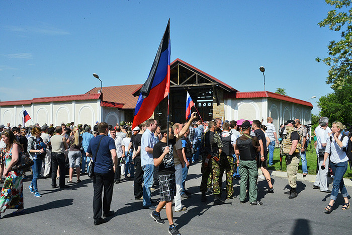Жители Донецкой области на митинге у резиденции Рината Ахметова в Макеевке