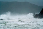Сильные волны, вызванные тайфуном «Неогури», на пляже острова Амами-Осима