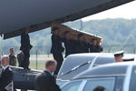 Встреча самолета с телами погибших пассажиров Boeing 777 «Малайзийских авиалиний» в аэропорту голландского города Эйндховен