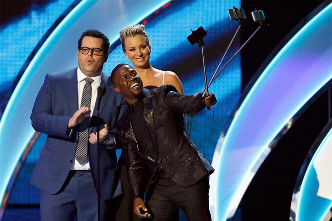 Кевин Харт, Джош Гад и Кейли Куоко на церемонии вручения наград People’s Choice Awards в Лос-Анджелесе