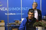Сторонники правоцентристской партии «Новая демократия» премьера Антониса Самараса наблюдают за оглашением данных exit poll. По предварительным данным, партия получает 25,5–27,6%