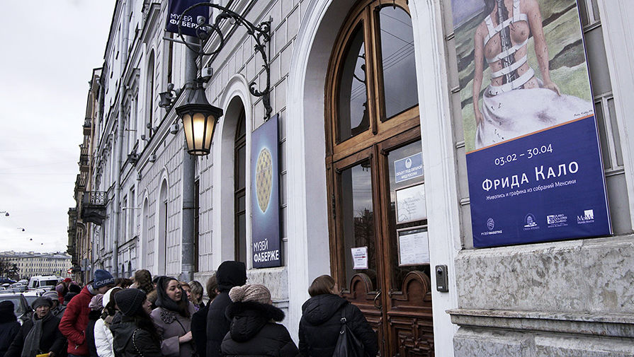 Посетители стоят в&nbsp;очереди на&nbsp;выставку мексиканской художницы Фриды Кало в&nbsp;Санкт-Петербурге