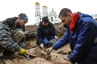 Археологи ведут раскопки на месте снесенного 14-го корпуса Кремля в Москве