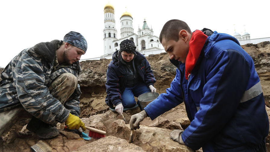 Археологи ведут раскопки на месте снесенного 14-го корпуса Кремля в Москве