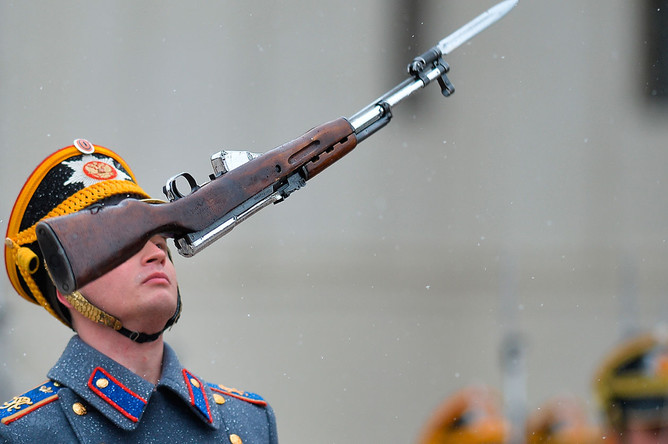 Военнослужащие Президентского полка во время церемонии развода пеших и конных караулов на Соборной площади Московского Кремля
