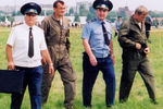 Катапультировавшиеся пилоты истребителя Су-27УБ после катастрофы на авиашоу во Львове, 27 июля 2002 года