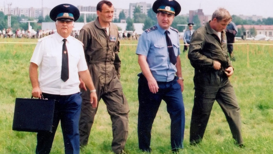 Катапультировавшиеся пилоты истребителя Су-27УБ после катастрофы на&nbsp;авиашоу во Львове, 27&nbsp;июля 2002&nbsp;года