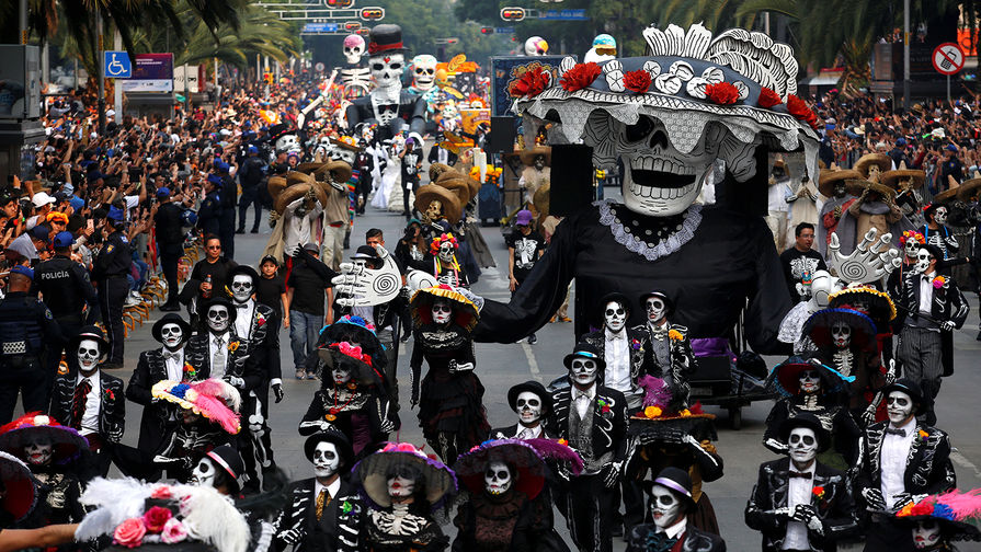 Парад в честь Дня мёртвых на центральных улицах Мехико. 