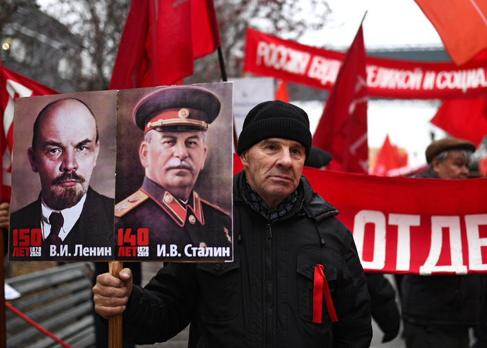 Участник митинга в&nbsp;честь 102-й годовщины Октябрьской революции на&nbsp;площади Ленина в&nbsp;Новосибирске, 7 ноября 2019 года