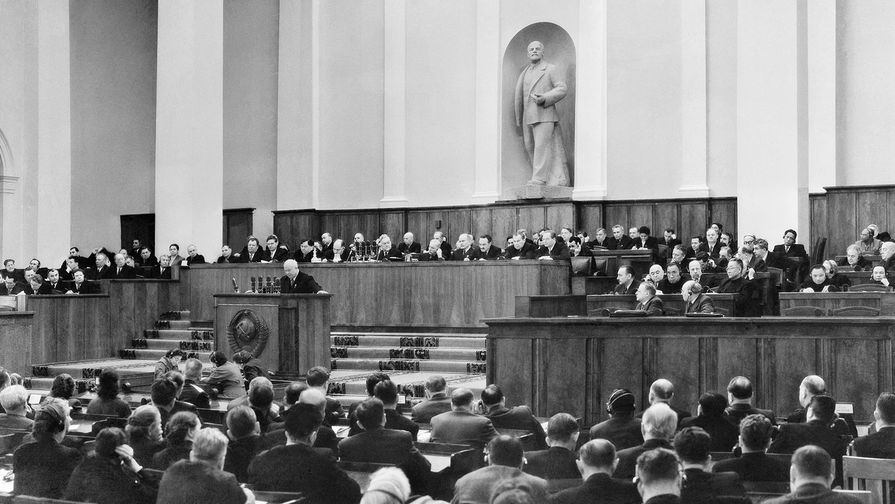 Первый секретарь ЦК КПСС Никита Сергеевич Хрущев во время выступления на ХХ съезде Коммунистической партии Советского Союза в Кремле, 1956 год 