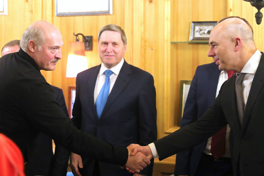 Президент Белоруссии Александр Лукашенко и министр финансов РФ Антон Силуанов (слева направо на первом плане) во время встречи, 2019 год